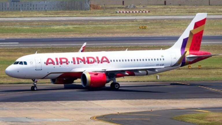एयर इंडिया की अमेरिका से मुंबई आ रही फ्लाइट में कॉकरोच ने मचाया हड़कंप, कंपनी ने यात्रियों से मांगी माफी