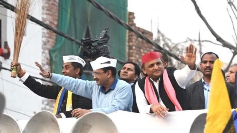 केजरीवाल के साथ अखिलेश यादव ने संभाला दिल्ली का मैदान, कांग्रेस का नाम लिए बोले-एक भी वोट खराब न हो