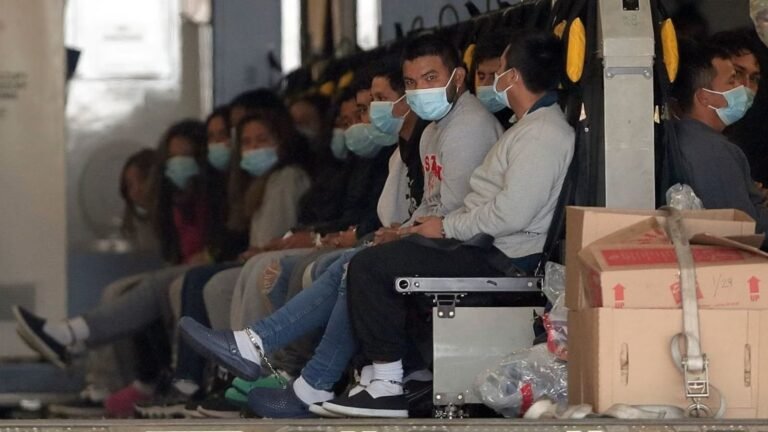 भारतीय अप्रवासियों के साथ बुरे व्यवहार पर बोला विदेश मंत्रालय-अमेरिकी अधिकारियों से करेंगे बात, पीएम भी जा रहे हैं अमेरिका