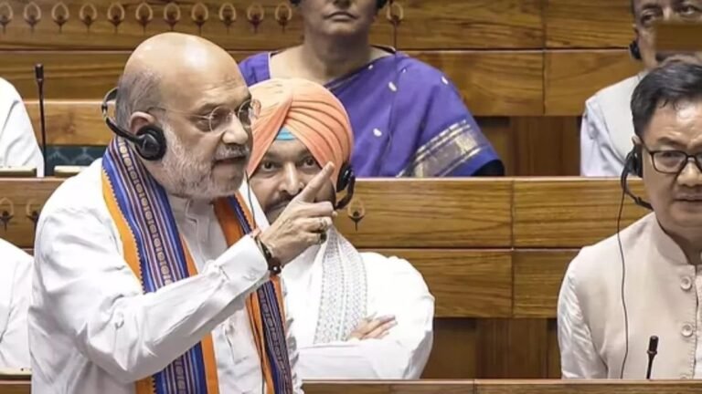 विपक्ष के जोरदार हंगामे के बीच लोकसभा में तीन विधेयक पेश, विपक्ष ने फाड़ी कॉपी, अब जेपीसी में होगा फैसला