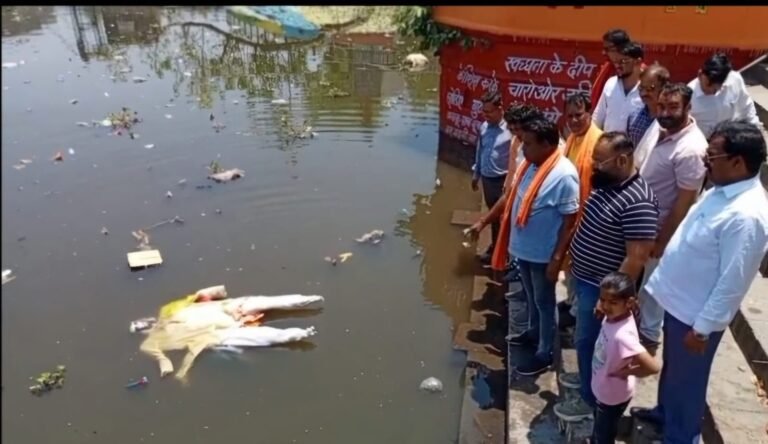 इंदौर में परशुराम सेना ने फिल्म निर्माता-निर्देशक अनुराग कश्यप का पुतला कान्ह नदी में बहाया, पलासिया और एमजी रोड थाने में शिकायत भी हुई