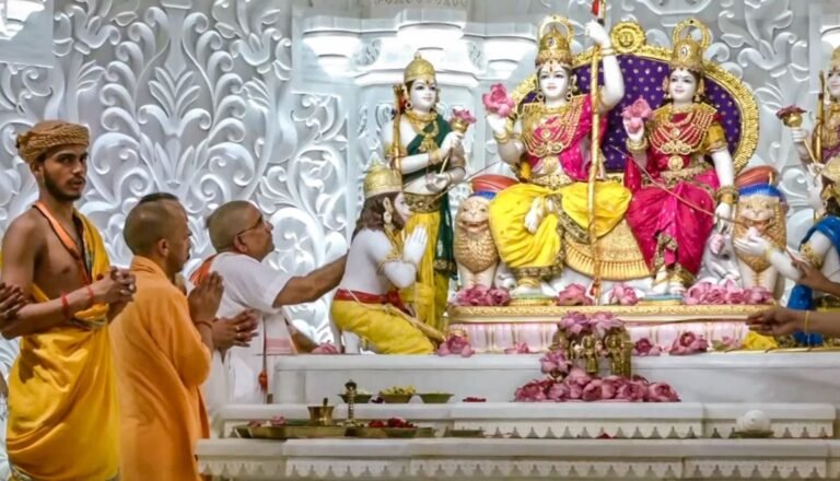 अयोध्या के मंदिर में सजा राम दरबार, यूपी के सीएम योगी की उपस्थिति में वैदिक मंत्रों के साथ हुई प्राण प्रतिष्ठा