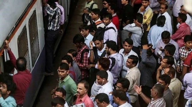 मुंबई के बांद्रा रेलवे स्टेशन पर भगदड़, 9 यात्री घायल, दो की हालत गंभीर, त्योहार के कारण भीड़ के कारण हुआ हादसा