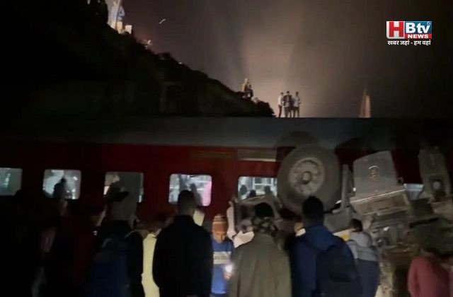 बाराबंकी में बड़ा रेल हादसा टला: पुल से 30 फीट नीचे रेलवे ट्रैक पर गिरा तेज रफ्तार डंपर, गरीब रथ एक्सप्रेस बाल–बाल बची