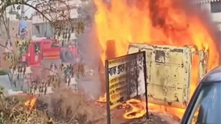 वक्फ कानून को लेकर पश्चिम बंगाल के मुर्शिदाबाद में बवाल, पुलिस के वाहनों में प्रदर्शनकारियों ने लगाई आग