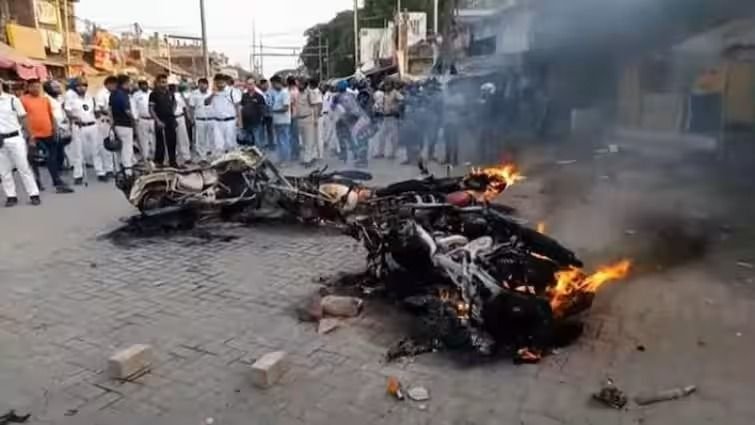 बंगाल में नहीं थम रहा वक्फ कानून का विरोध, अब दक्षिण 24 परगना में पुलिस की गाड़ियों में लगाई आग
