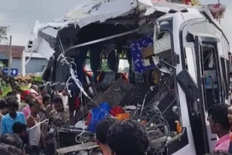 पश्चिम बंगाल के बर्धमान में ट्रक से टकराई तीर्थ यात्रियों की बस, 10 लोगों की मौत, 35 से ज्यादा घायल