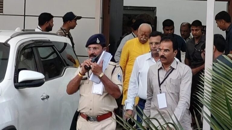 संघ प्रमुख मोहन भागवत पहुंचे इंदौर, कल समाजिक सद्भाव कार्यक्रम में होंगे शामिल, कैंसर केयर सेंटर का करेंगे उद्घाटन