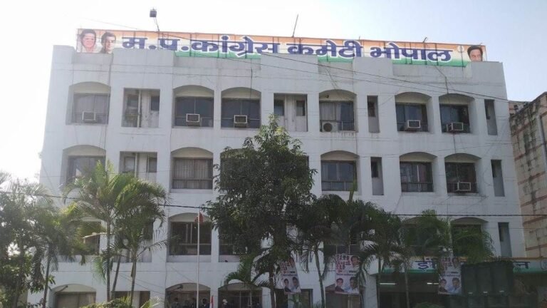 प्रदेश कांग्रेस कार्यालय में किसी ने चिपका दिया पर्चा, पटवारी और सिंघार का खोला चिट्ठा