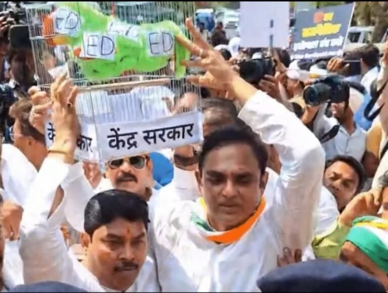 पूरे देश में ईडी दफ्तर के बाहर कांग्रेस का प्रदर्शन, भोपाल में पिंजरे में प्रतीकात्मक तोता लेकर पहुंचे कांग्रेसी, जमकर की नारेबाजी