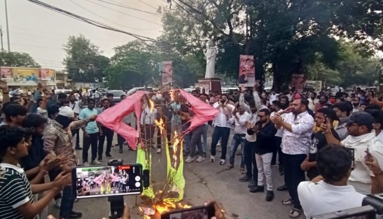 इंदौर : बीजेपी की नई कार्यकारिणी पर बवाल, खाती समाज ने किया प्रदर्शन -  Makdai Express24