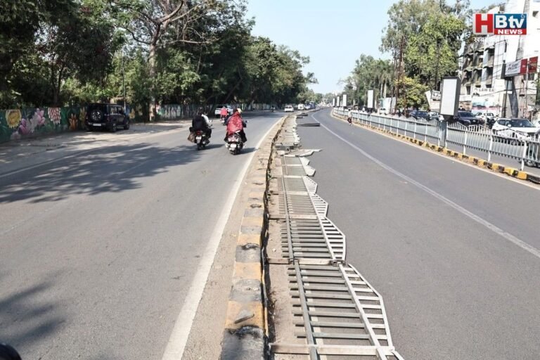 क्या कर रहे हो कमिश्नर साहब, हाई कोर्ट और कलेक्टर नहीं होते तो बीआरटीएस भी नहीं टूट पाता, राजनीति में पड़ने की बजाए कुछ काम कर लेते