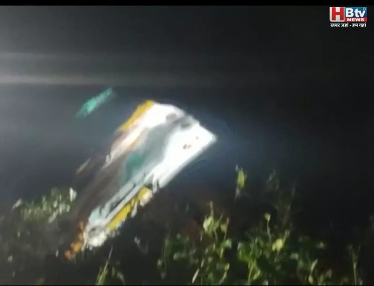 इंदौर के पास सिमरोल में भेरूघाट के पास कार से टकराकर खाई में गिरी यात्री बस, दो महिलाओं की मौत, कई घायल