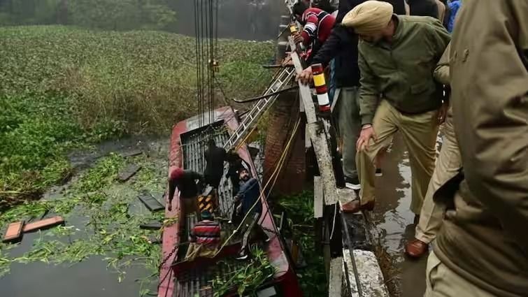 पंजाब के बठिंडा में अनियंत्रित होकर नाले में गिरी बस, आठ लोगों की मौत, कई घायल