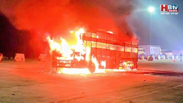आगरा एक्सप्रेसवे पर डबल डेकर बस में लगी आग, सभी 39 यात्री सुरक्षित