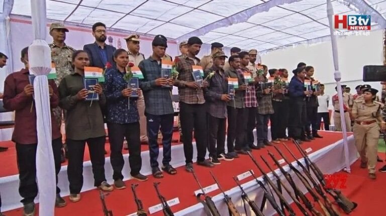 छत्तीसगढ़ के महासमुंद में सुरक्षा बलों को बड़ी सफलता,  15 नक्सलियों ने हथियारों के साथ किया सरेंडर, 9 महिलाएं भी शामिल