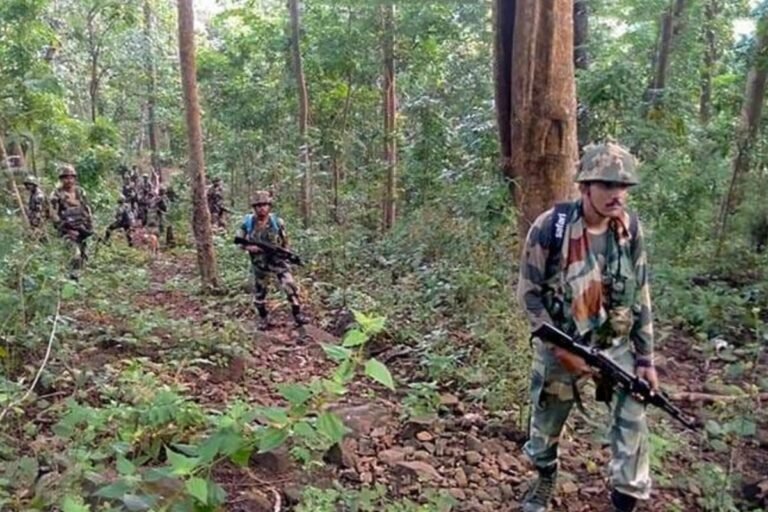 छत्तीसगढ़ में नक्सलियों के खिलाफ बड़ी कार्रवाई, दो मुठभेड़ में सुरक्षाबलों ने 22 नक्सली मार गिराए, एक जवान शहीद
