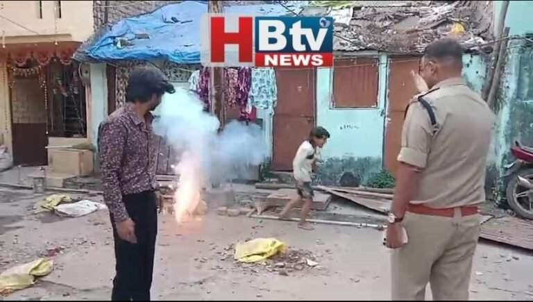 इंदौर के छत्रीपुरा में जहां पटाखा चलाने पर भिड़े थे दो पक्ष, वहीं पुलिस ने बच्चों से चलवाए जमकर पटाखे