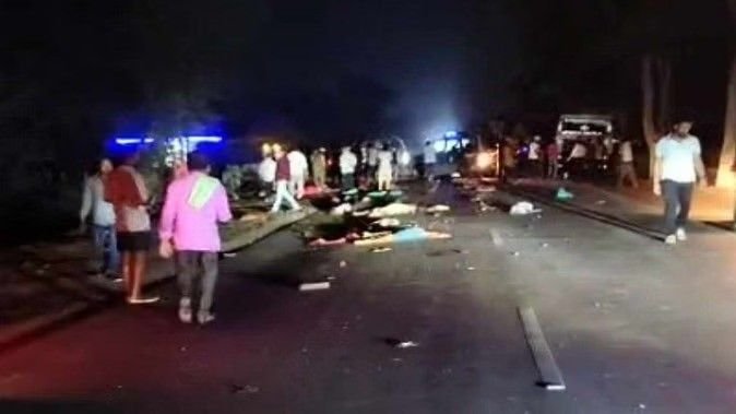 छत्तीसगढ़ की राजधानी रायपुर में सड़क हादसा, ट्रक और ट्रेलर की टक्कर में 13 लोगों की मौत, 12 घायल