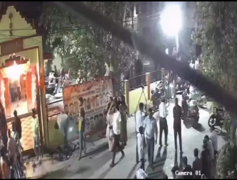 कांग्रेस ने चिंटू चौकसे का एक वीडियो जारी कर कहा, घटना के समय वे एक भंडारे में थे, फिर पुलिस ने कैसे पकड़ा