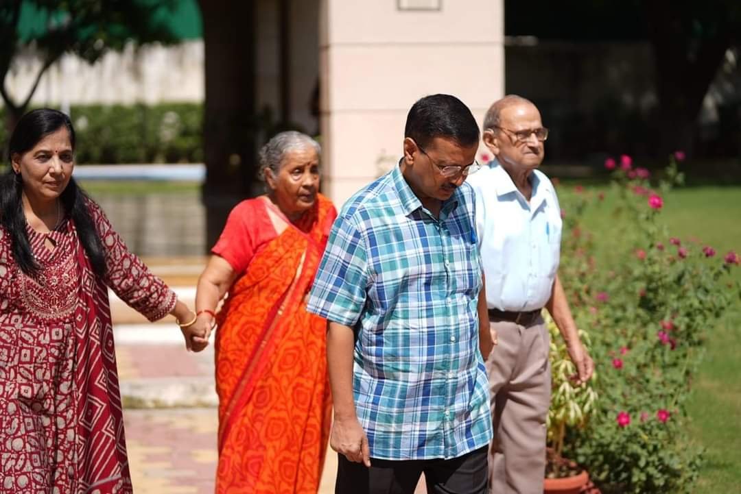 Arvind Kejriwal ने खाली किया CM का बंगला, परिवार समेत नए घर में हुए शिफ्ट,  अब ये होगा उनका नया पता - Dainik Savera Times | Hindi News Portal