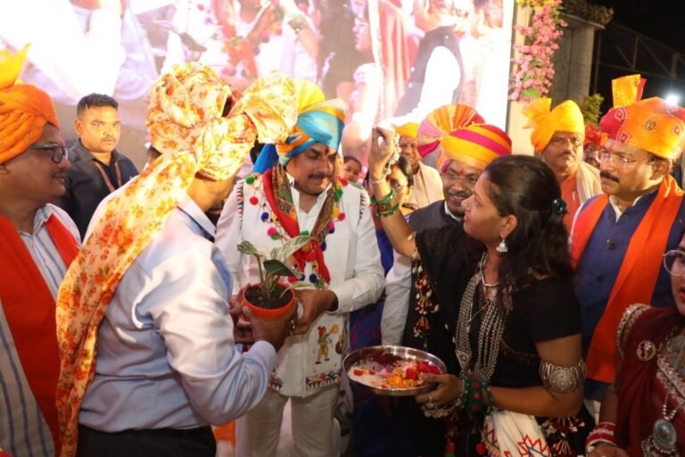 भिलाला समाज के कार्यक्रम में बोले सीएम यादव- इंदौर मनमाड़ रेल लाइन से बदलेगी जिंदगी, धर्मांतरण से दूर रहने की दी सलाह