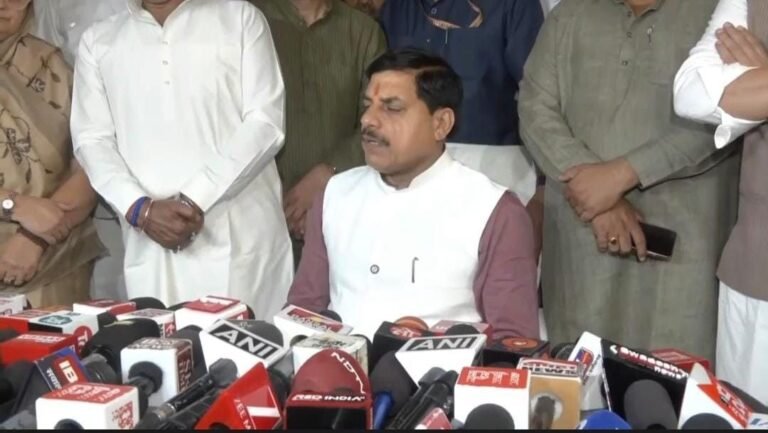 ट्रक दुर्घटना में लापरवाही बरतने वाले पुलिसकर्मियों पर एक्शन में सीएम, पुलिस उपायुक्त को भी हटाया, घायलों से मिलकर पूछा हाल