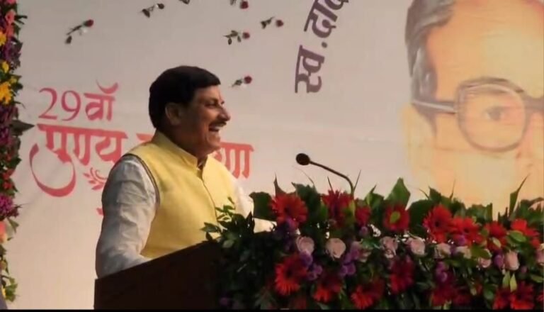 आज फुल मस्ती के मूड में दिखे सीएम मोहन यादव, निर्भय सिंह पटेल की स्मृति में आयोजित कार्यक्रम में महापौर के ले लिए मजे