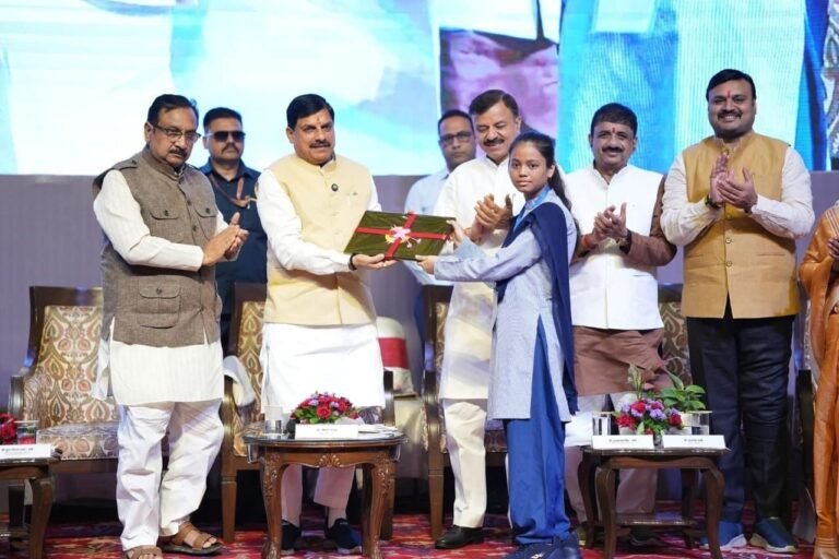 सीएम ने कहा-विद्यार्थी दूसरे कामों में भी खर्च कर देते हैं लैपटॉप की राशि, अगले साल से अच्छी कंपनी का लैपटॉप खरीद कर देने का किया वादा