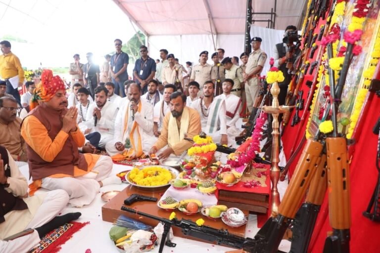 इंदौर के डीआरपी लाइन में सीएम यादव ने किया शस्त्र पूजन , कहा- प्रदेश में चरणबद्ध तरीके से होगी पुलिसकर्मियों की भर्ती होगी, चेटबॉट भी लॉन्च