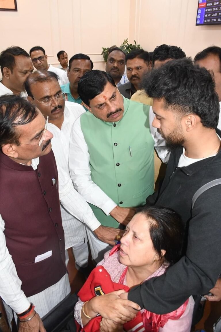 पहलगाम के आतंकी हमले में जान गंवाने वाले सुशील का पार्थिव शरीर पहुंचा इंदौर, सीएम यादव ने एयरपोर्ट पर दी श्रद्धांजलि