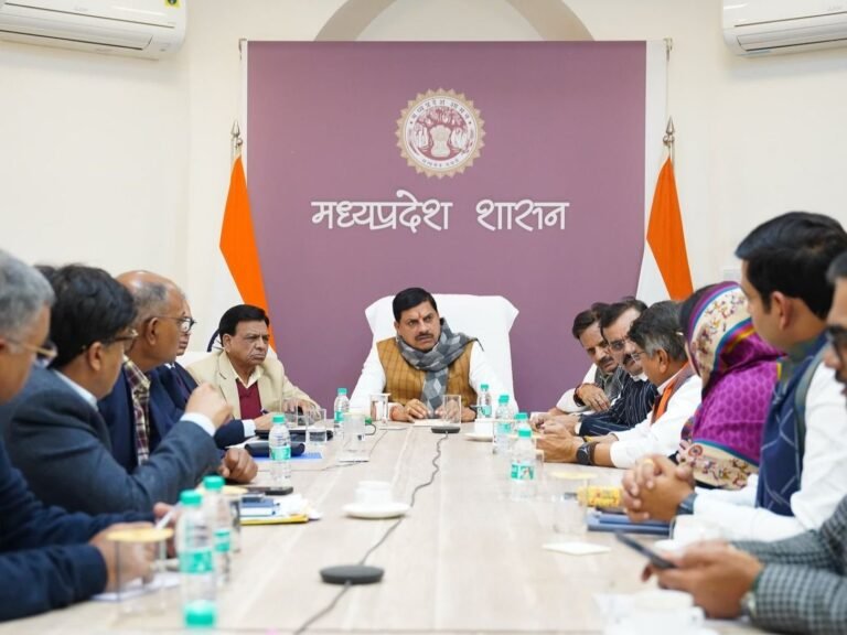 यूनियन कार्बाइड का कचरा: सीएम ने देर रात बुलाई बैठक, कहा-कचरा अभी डंप किया है, तुरंत जलाने का फैसला नहीं