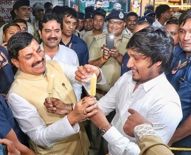 बात का बतंगड़ : एसीपी अमित सिंह को सराफा में कुल्फी वाले का दिल रखना पड़ा भारी, कांग्रेस ने उड़ा दी अफवाह