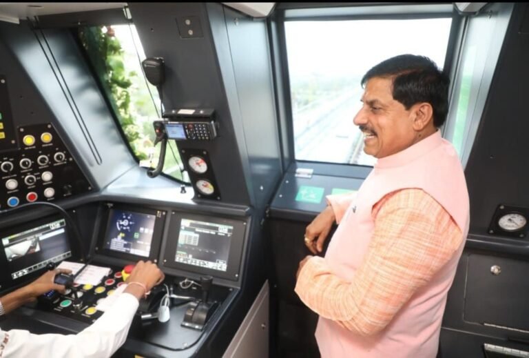 अचानक इंदौर मेट्रो की सवारी करने पहुंचे सीएम, श्रेय की राजनीति करने वालों को उतरे चेहरे, महाकाल तक मेट्रो चलाने की दी खुशखबरी