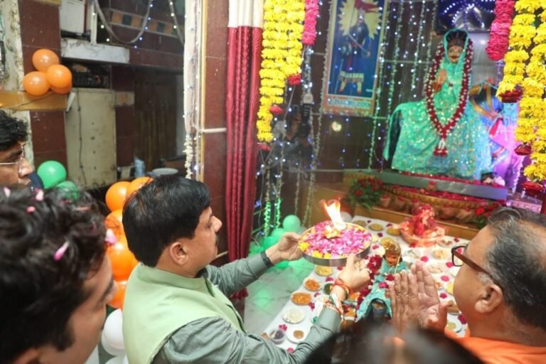 इंदौर की नई राजनीतिक ‘तिकड़ी’ ने दिखाया कमाल, सीएम को गोगादेव मंदिर में ले गए, कई नेताओं के चेहरे की उड़ी रंगत