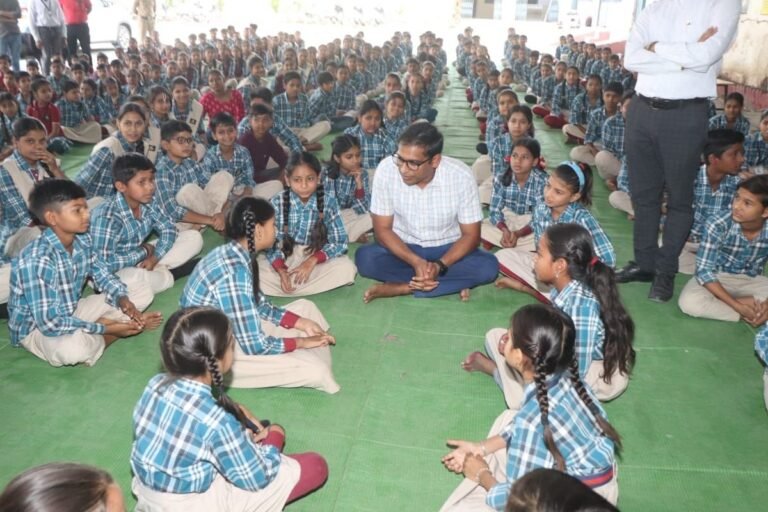 आज सांदीपनी विद्यालय में लगी कलेक्टर सर की क्लास, बच्चों के बीच बैठकर सुनाए अपने अनुभव, भविष्य से की मुलाकात