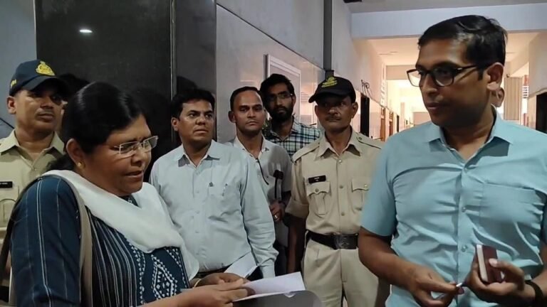 जनसुनवाई में अनुपस्थित रहने पर जिला शिक्षा अधिकारी निलंबित, कलेक्टर के प्रस्ताव  पर संभागायुक्त ने तुरंत लिया एक्शन