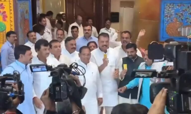 सौरभ शर्मा मामले में विधानसभा में विपक्ष का हंगामा, सीबीआई जांच की मांग को लेकर किया वॉक आउट