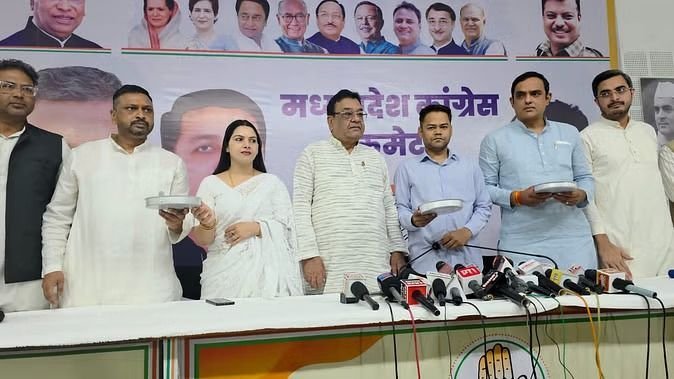 मंत्री प्रहलाद पटेल के खिलाफ कांग्रेस ने संभाला मैदान, प्रेस कान्फ्रेंस में हाथ में कटोरा लोकर पहुंचे नेता