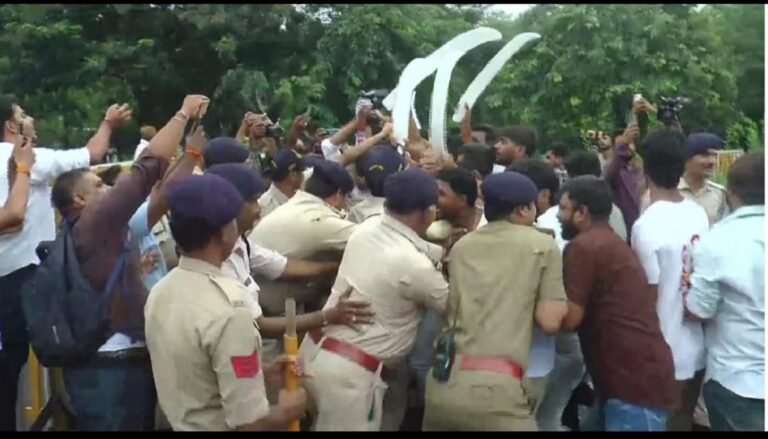 प्रदेश कांग्रेस अध्यक्ष जीतू पटवारी पर एफआईआर के बाद भड़की कांग्रेस, भोपाल में सड़कों पर उतरे एनएसयूआई कार्यकर्ता