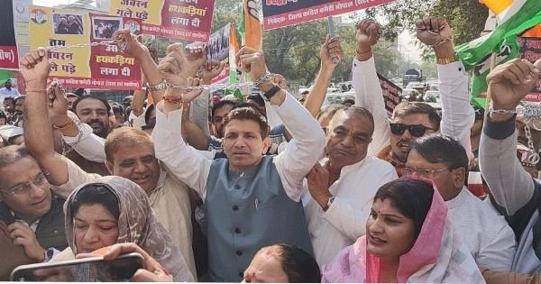 भोपाल में ट्रंप सरकार के खिलाफ का प्रदर्शन, हाथों में जंजीर बांधकर कांग्रेस नेताओं ने जताया विरोध