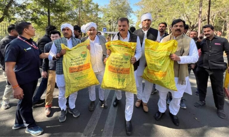 विधानसभा के मानसूत्र सत्र में कांग्रेस का विरोध जारी, विजय शाह के इस्तीफे को लेकर लगे नारे, खाद की बोरी लेकर पहुंचे विधायक