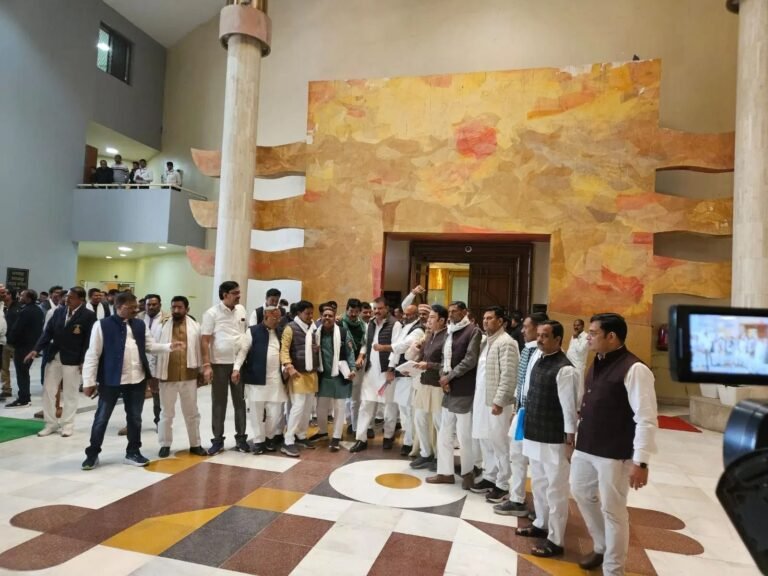 मध्यप्रदेश विधानसभा के शीतकालीन सत्र का पहला दिन खाद संकट के नाम, कांग्रेस ने किया वॉकआउट, कल तक के लिए स्थगित