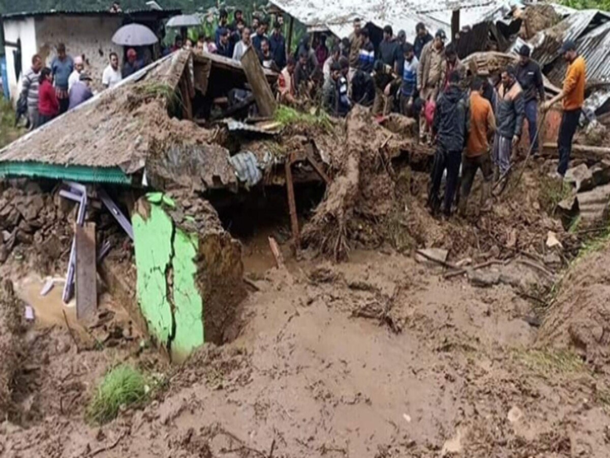 Couple and son died in debris after landslide in Shimla Heavy rainfall in Shimla from last 24 hours मूसलाधार बारिश के चलते भूस्खलन, शिमला में मकान धंसने से दंपति और बेटे की