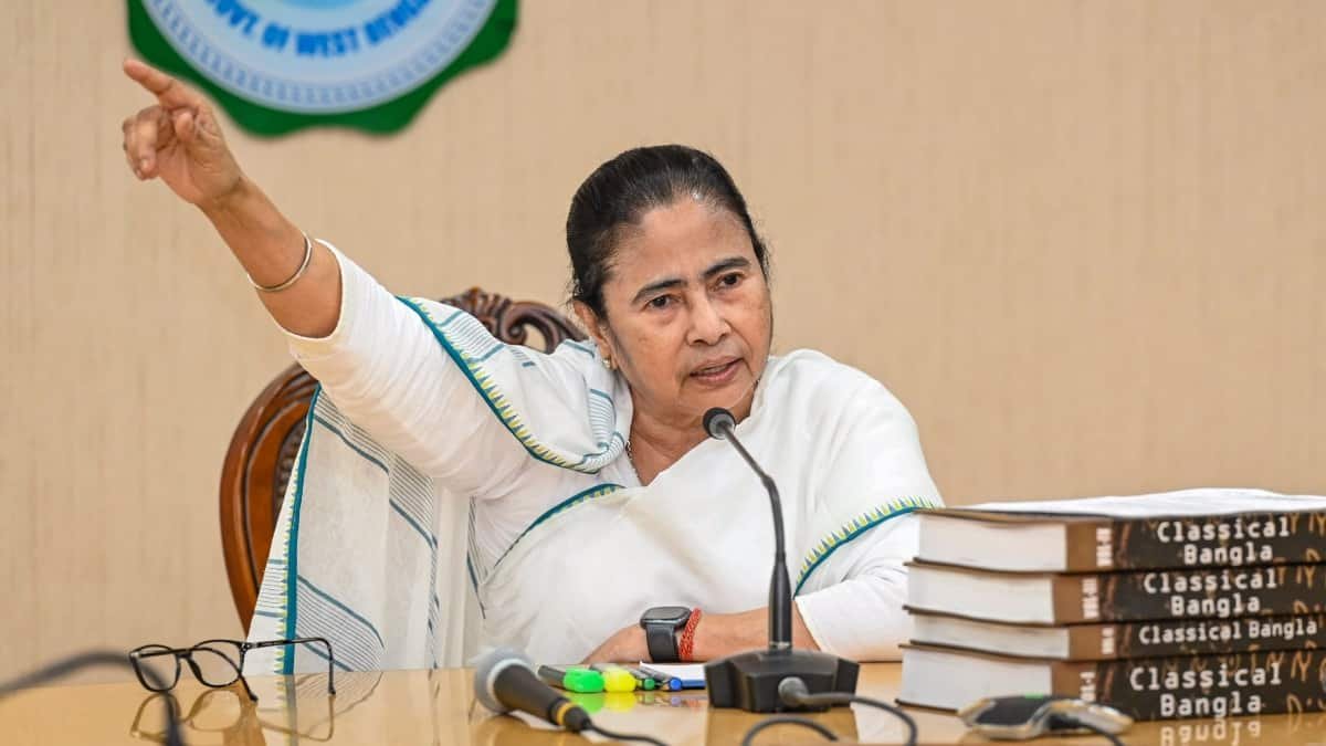 Mamata Banerjee allegation BJP led central government deactivated Aadhaar card of people before lok sabha election 2024 | 'लोकसभा चुनाव से पहले केंद्र सरकार बंद करवा रही लोगों के आधार कार्ड', ममता