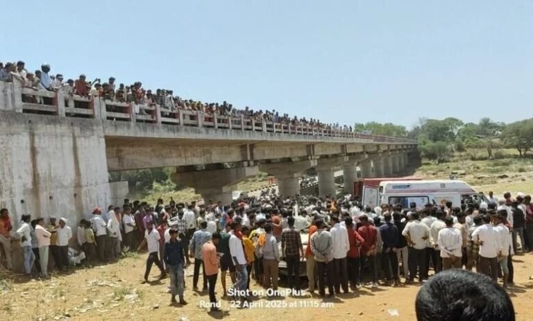 दमोह में दर्दनाक हादसा, महादेव घाट पर पुल पार करते समय नदी में गिरी बोलेरो, आठ लोगों की मौत