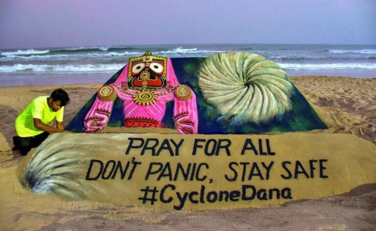 दाना की दहशत में ओडिशा और बंगाल, स्कूल-कॉलेज बंद, फ्लाइट्स और ट्रेनें निरस्त, आज रात पहुंचने की है संभावना