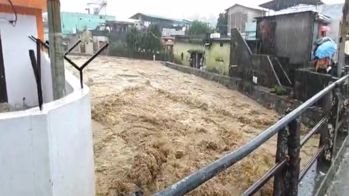 तिनके की तरह पानी में बहीं दुकानें, देहरादून में 74 साल बाद ऐसी भयंकर  बारिश, जरा हाल देखिए - India TV Hindi