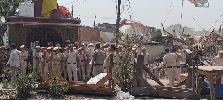 दिल्ली के कालकाजी में 1200 झुग्गियों पर चला बुडोजर, हाईकोर्ट के आदेश के बाद कार्रवाई, पूर्व सीएम आतिशी ने सरकार पर उठाए सवाल