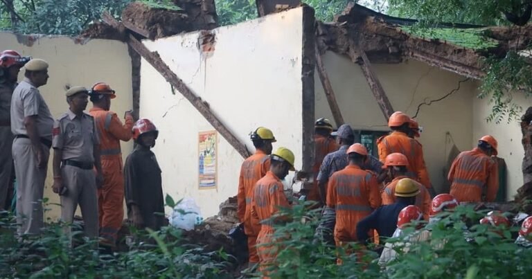 दिल्ली में हुमायूं के मकबरे के परिसर में बड़ा हादसा, दरगाह का हिस्सा गिरने से तीन महिलाओं समेत पांच लोगों की मौत